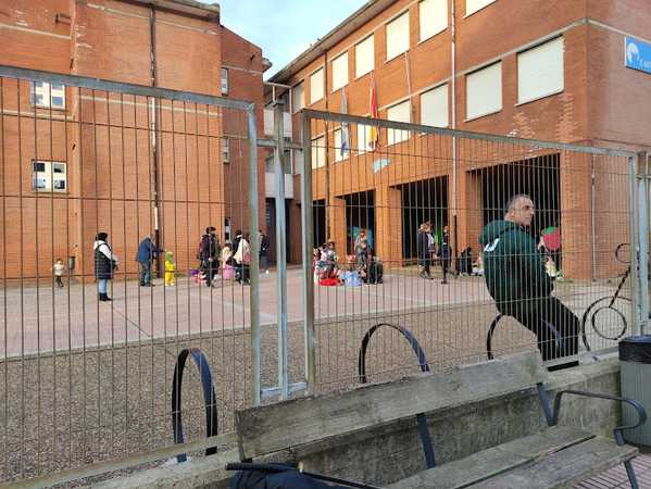 Fotografia tomada fuera de Colegio Público Castillo de Gauzón - Colegio público en Raíces Nuevo Asturias
