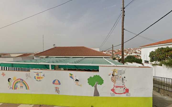 Fotografia tomada fuera de Centro de Educación Infantil y Primaria Montés de San Benito El Cerro de Andevalo - Colegio público en El Cerro de Andévalo Huelva