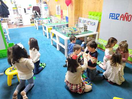 Fotografia tomada fuera de Bloqueria Play&Build - Centro de recreo en Estepona Málaga