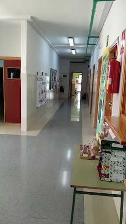 Fotografia tomada fuera de CPR Salvador Rueda - Escuela de primaria en Moclinejo Málaga