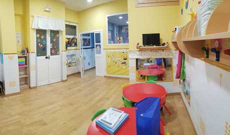 Fotografia tomada fuera de Centro de Educación Infantil la Casa de los Niños. Adherido a la Junta de Andalucía - Guardería en Sevilla Sevilla