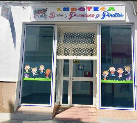 Fotografia tomada fuera de Ludoteca Dulces Princesas y Piratas - Guardería en Ubrique Cádiz